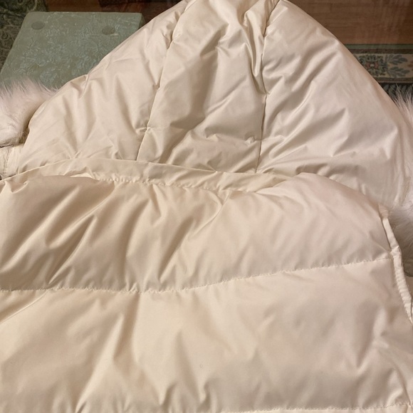 Puffer vest with removable hood - Picture 9 of 9